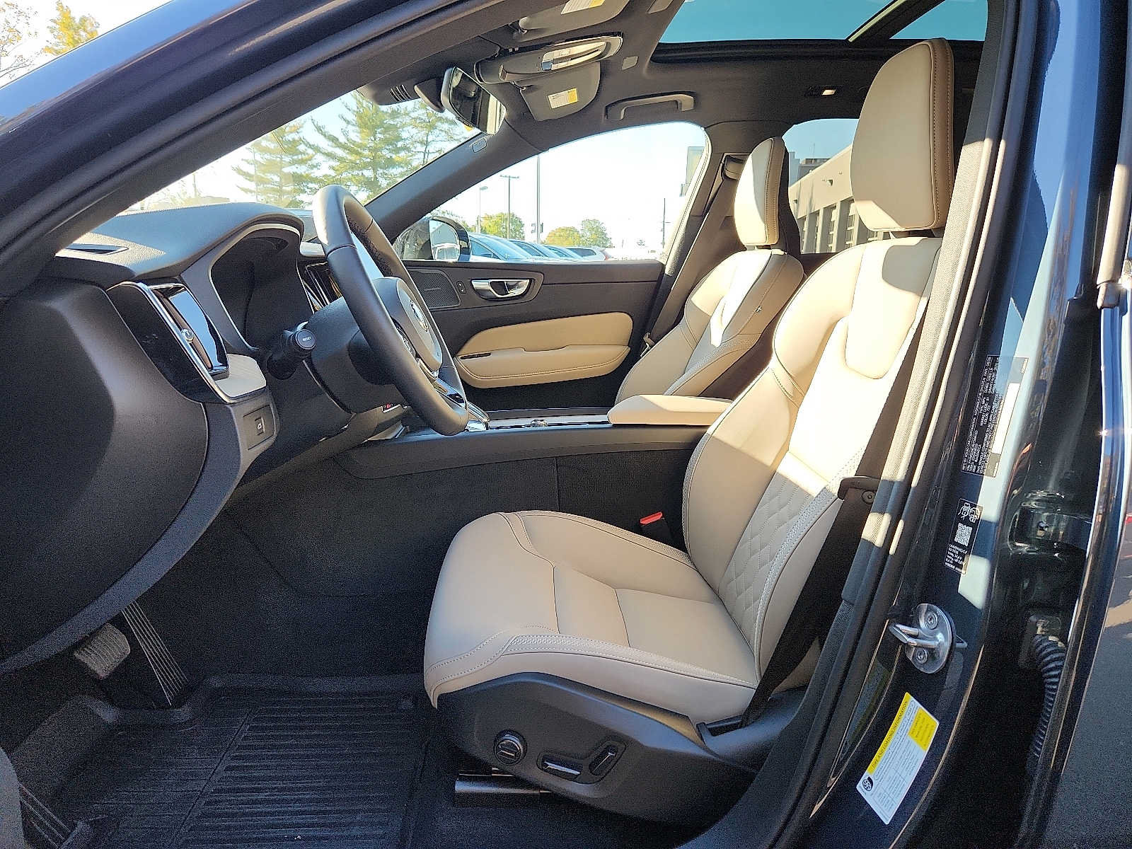 Used 2027 Volvo XC60 B5 Plus AWD/4WD image 13