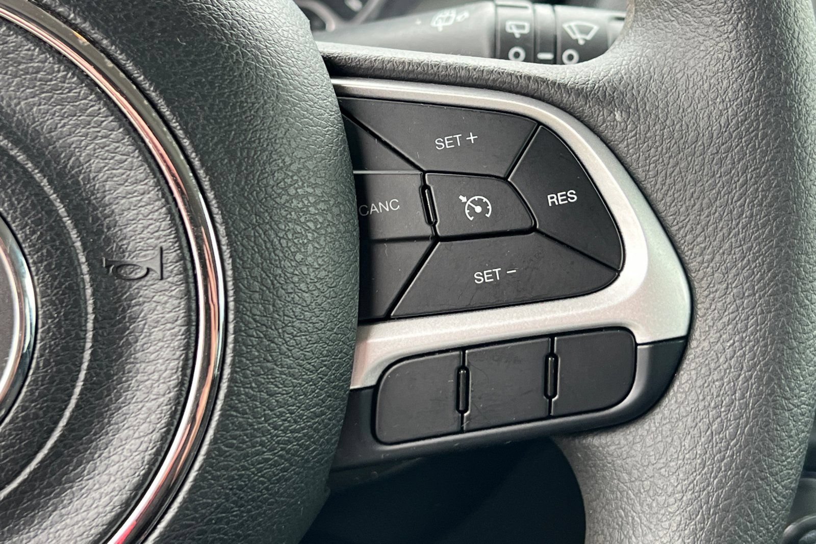 Used 2023 Jeep Renegade Latitude AWD/4WD image 32