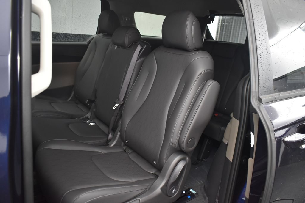 New 2026 Kia Carnival FWD image 9