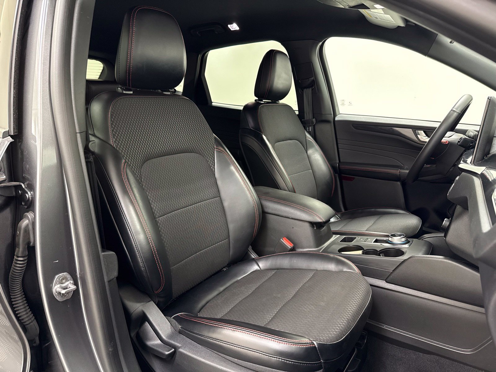 Used 2024 Ford Escape ST-Line w/ Tech Pack #1 FWD image 32