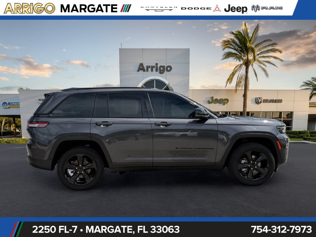 Certified 2025 Jeep Grand Cherokee Limited w/ Black Appearance Package RWD image 8