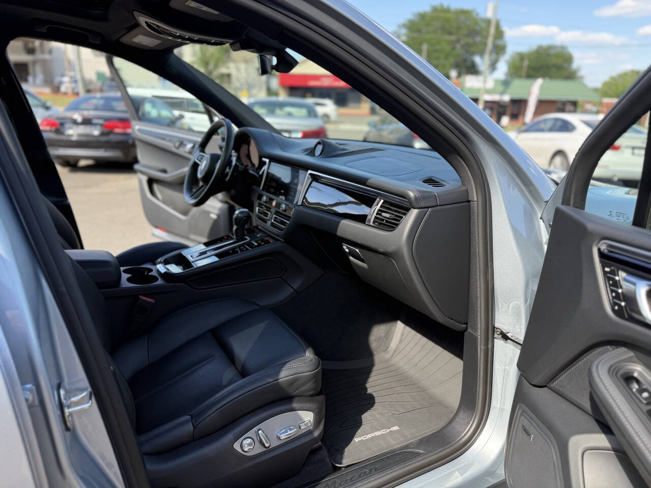 Used 2022 Porsche Macan AWD/4WD image 21