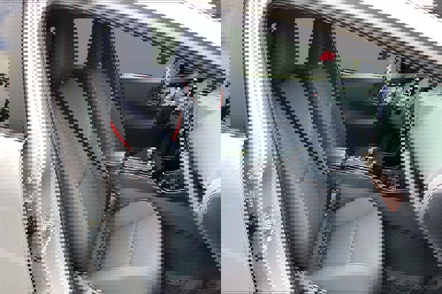 Used 2025 Toyota Prius Plug-In Hybrid image 8