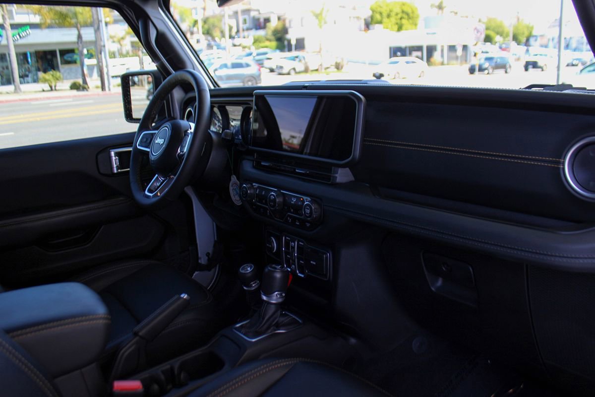 Used 2024 Jeep Wrangler Unlimited Sahara w/ Technology Group AWD/4WD image 18