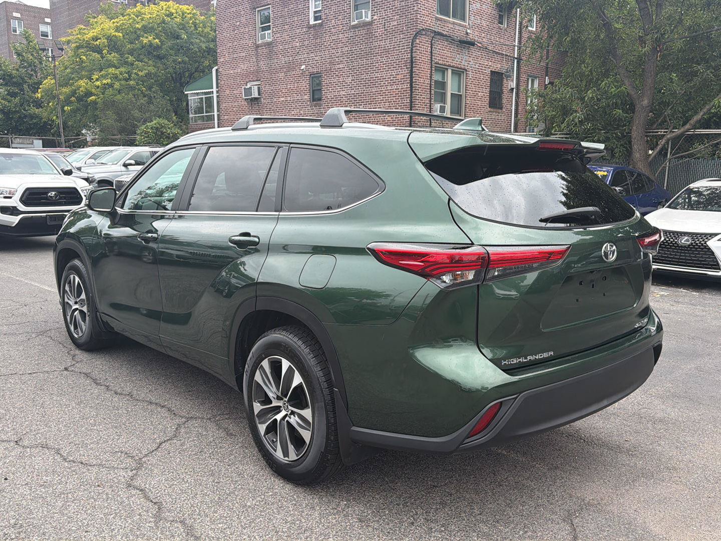 Used 2023 Toyota Highlander XLE AWD/4WD image 7
