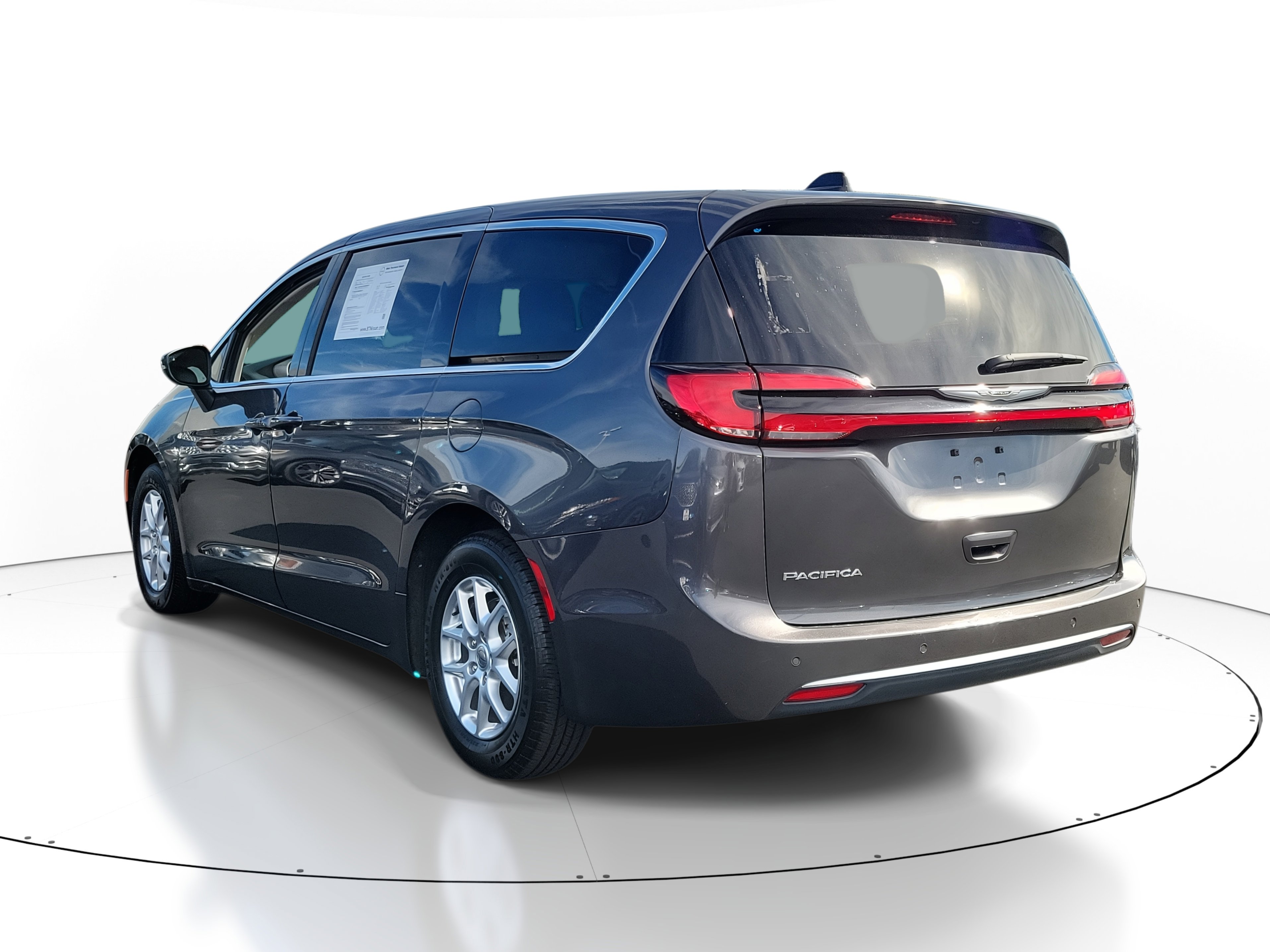 Used 2023 Chrysler Pacifica Touring-L image 3