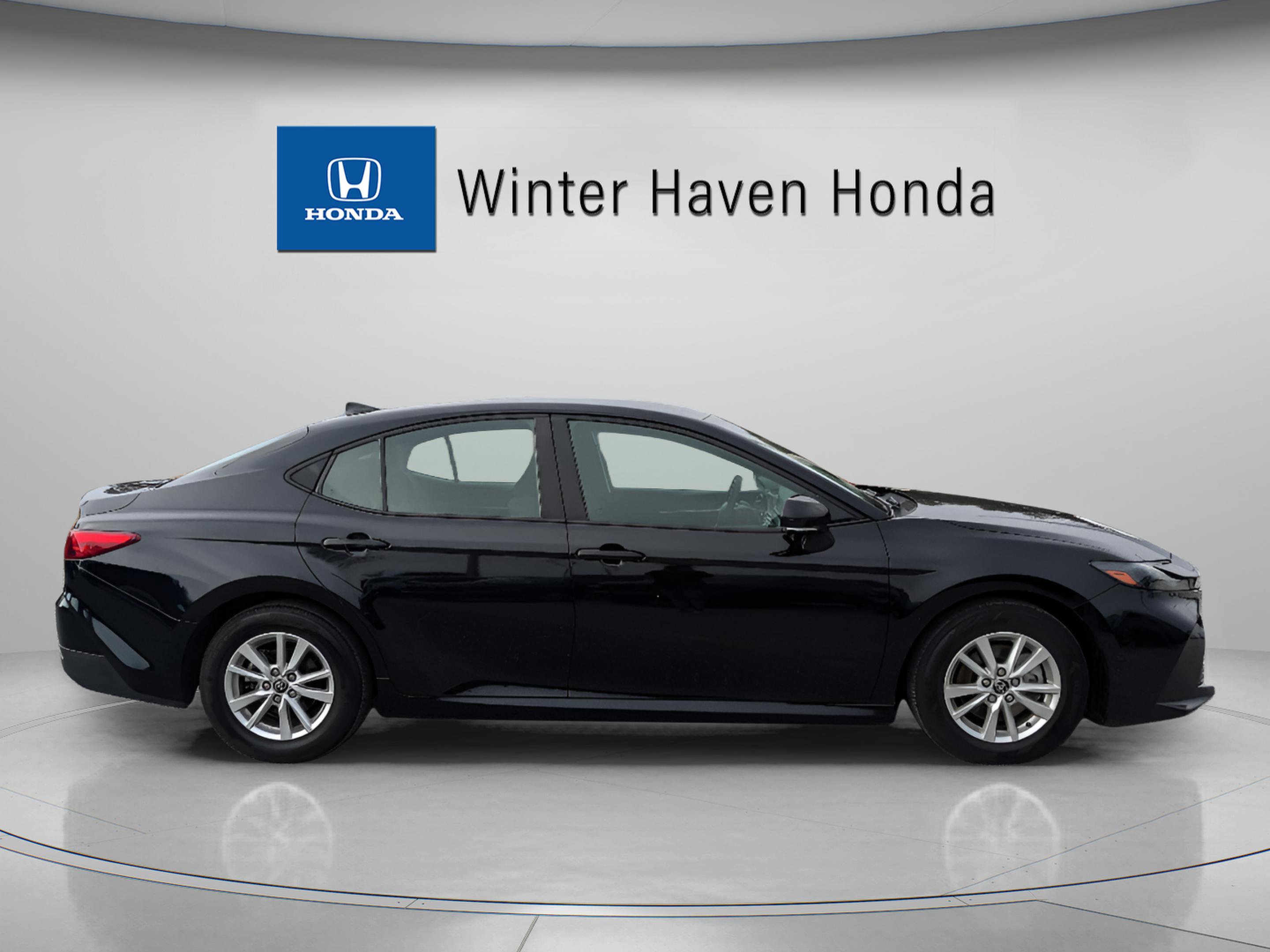 Used 2025 Toyota Camry LE image 9