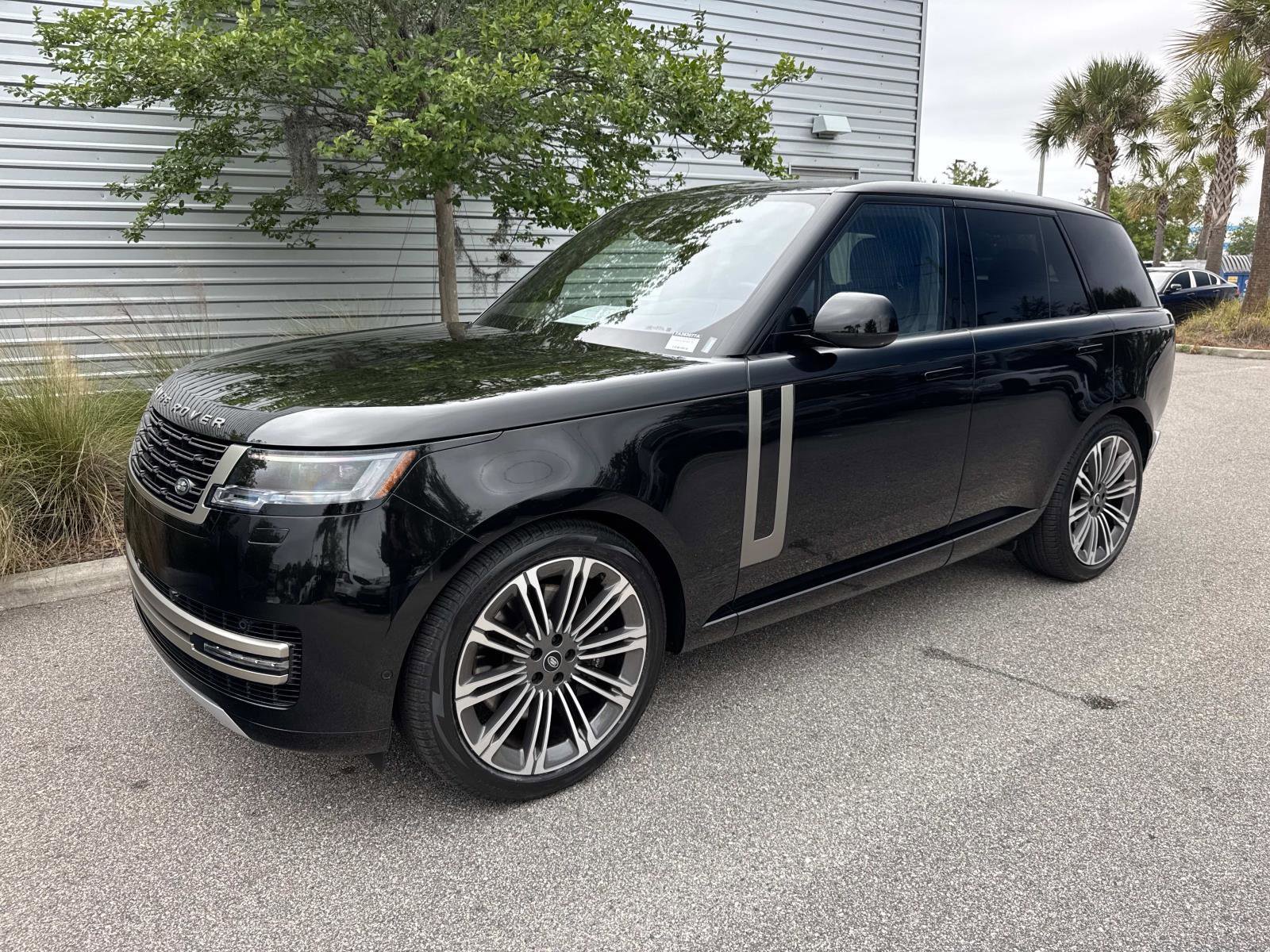 Used 2023 Land Rover Range Rover SE image 1