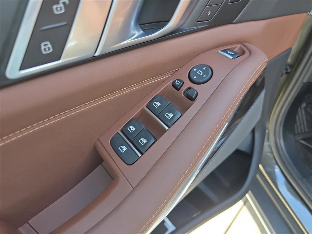 Used 2025 BMW X5 xDrive40i w/ Climate Comfort Package image 22