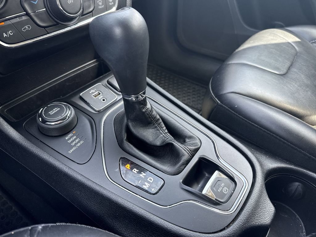Used 2019 Jeep Cherokee Latitude Plus w/ Cold Weather Group AWD/4WD image 21