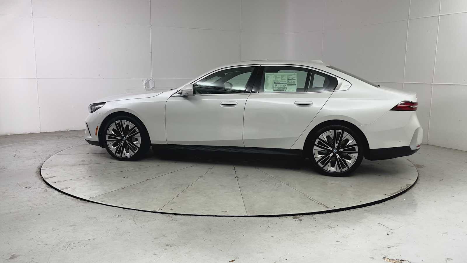 New 2027 BMW i5 xDrive40 AWD/4WD image 4
