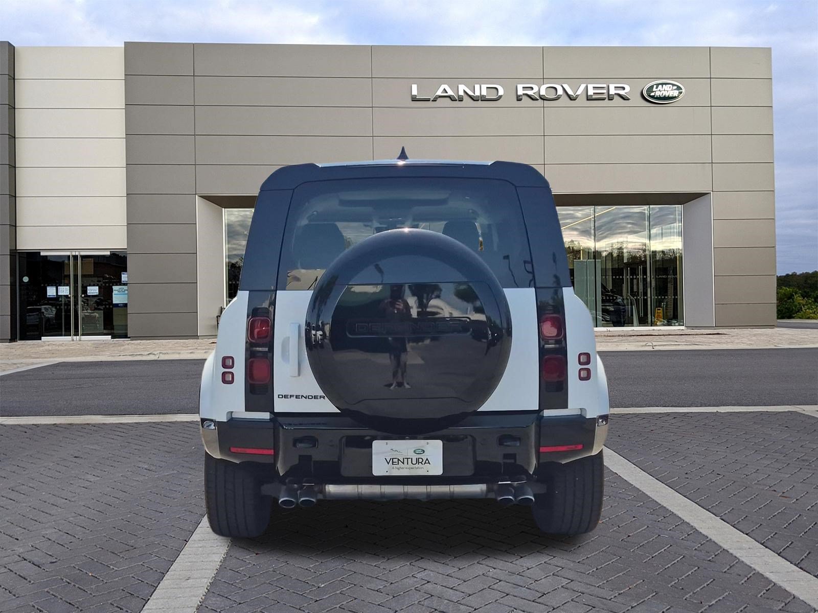Certified 2025 Land Rover Defender 110 X-Dynamic SE AWD/4WD image 6