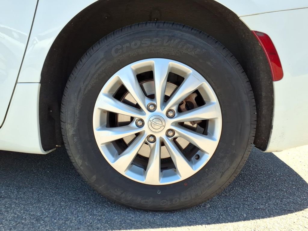 Used 2019 Chrysler Pacifica Touring-L image 22