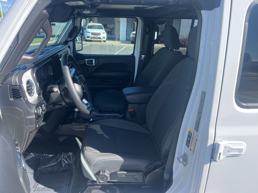 Used 2025 Jeep Wrangler Unlimited Sahara AWD/4WD image 24