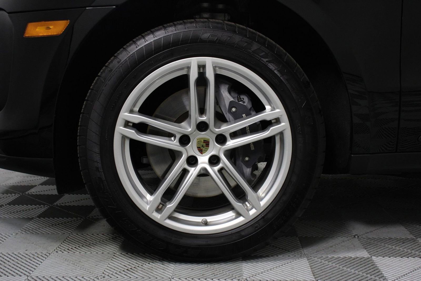 Certified 2025 Porsche Macan image 30