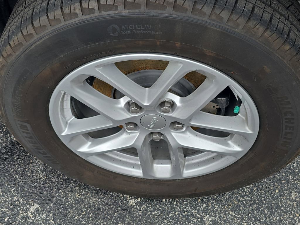 Used 2023 Jeep Grand Cherokee Laredo X image 8