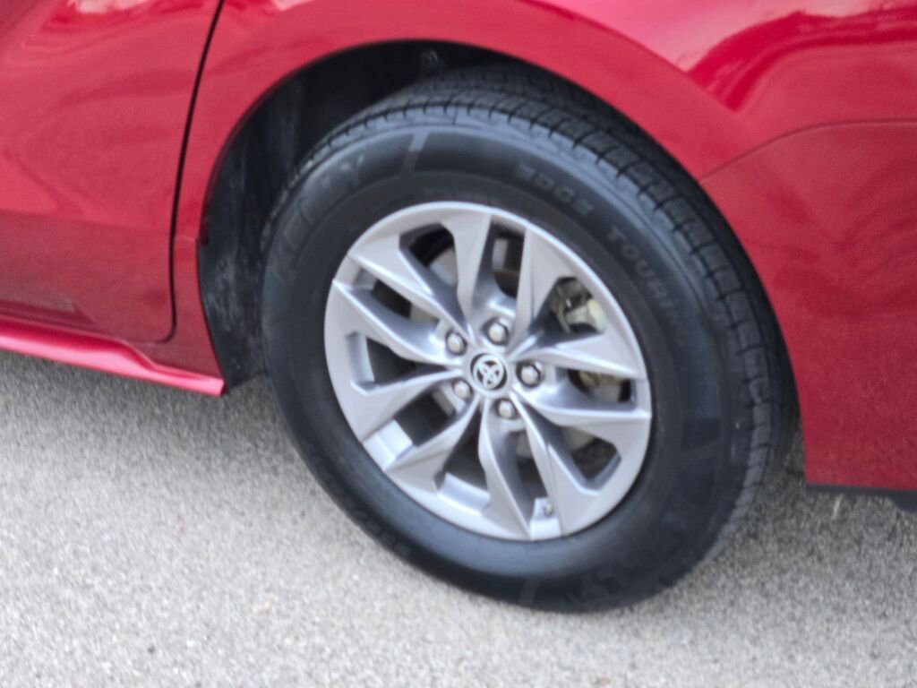 Used 2023 Toyota Sienna XLE image 17