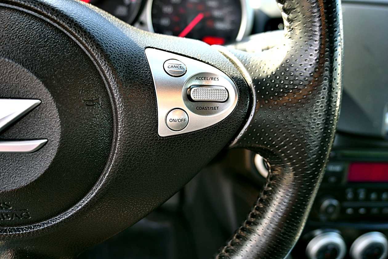 Used 2016 Nissan 370Z Coupe RWD image 20