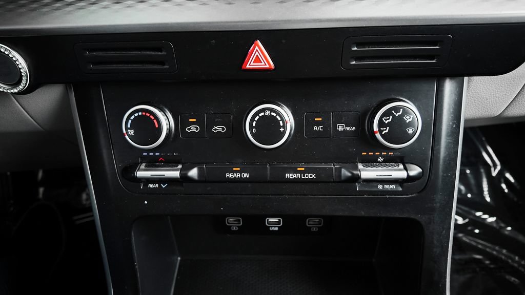 Used 2022 Kia Carnival LX FWD image 26