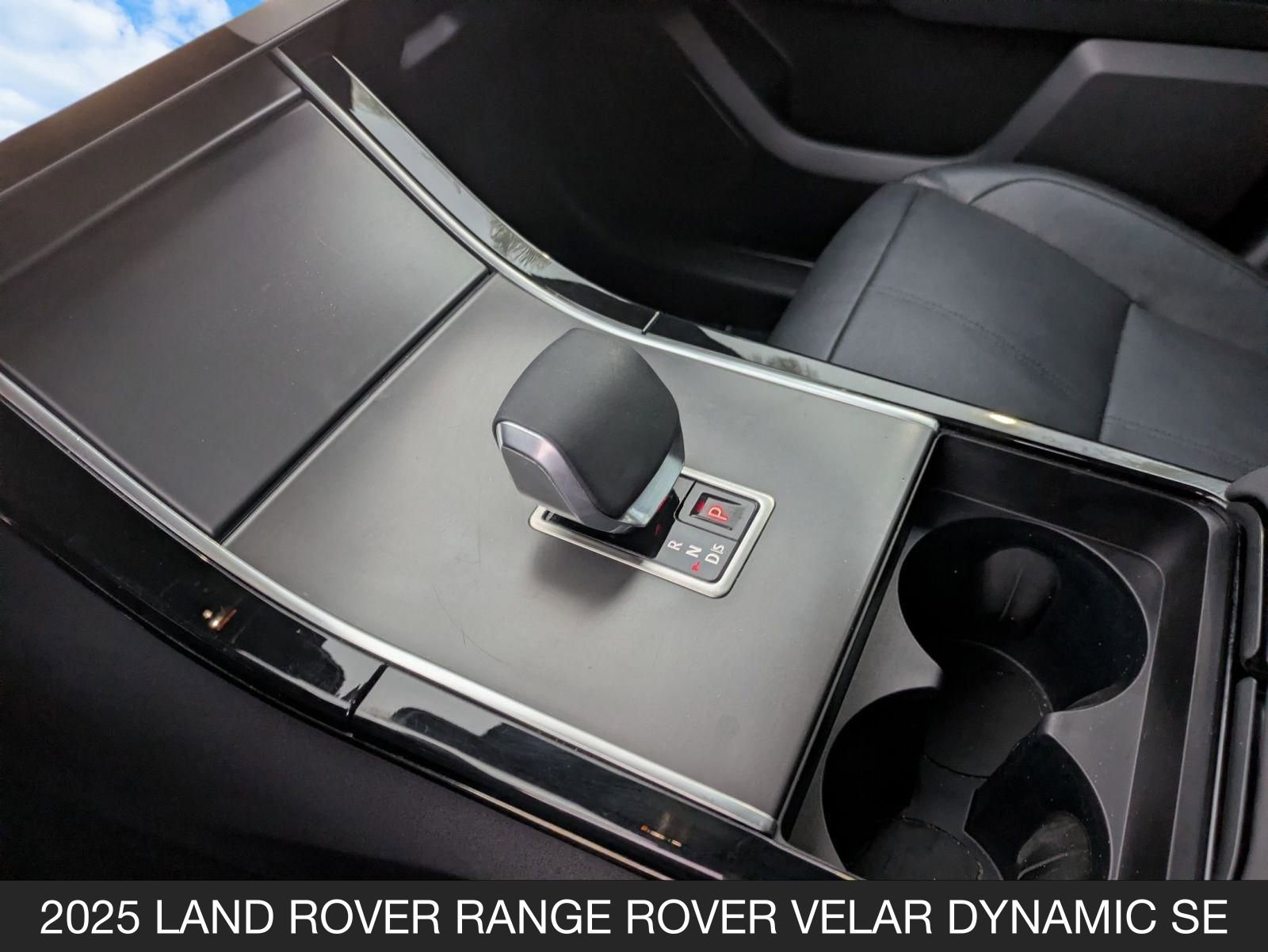 Used 2025 Land Rover Range Rover Velar Dynamic SE image 16