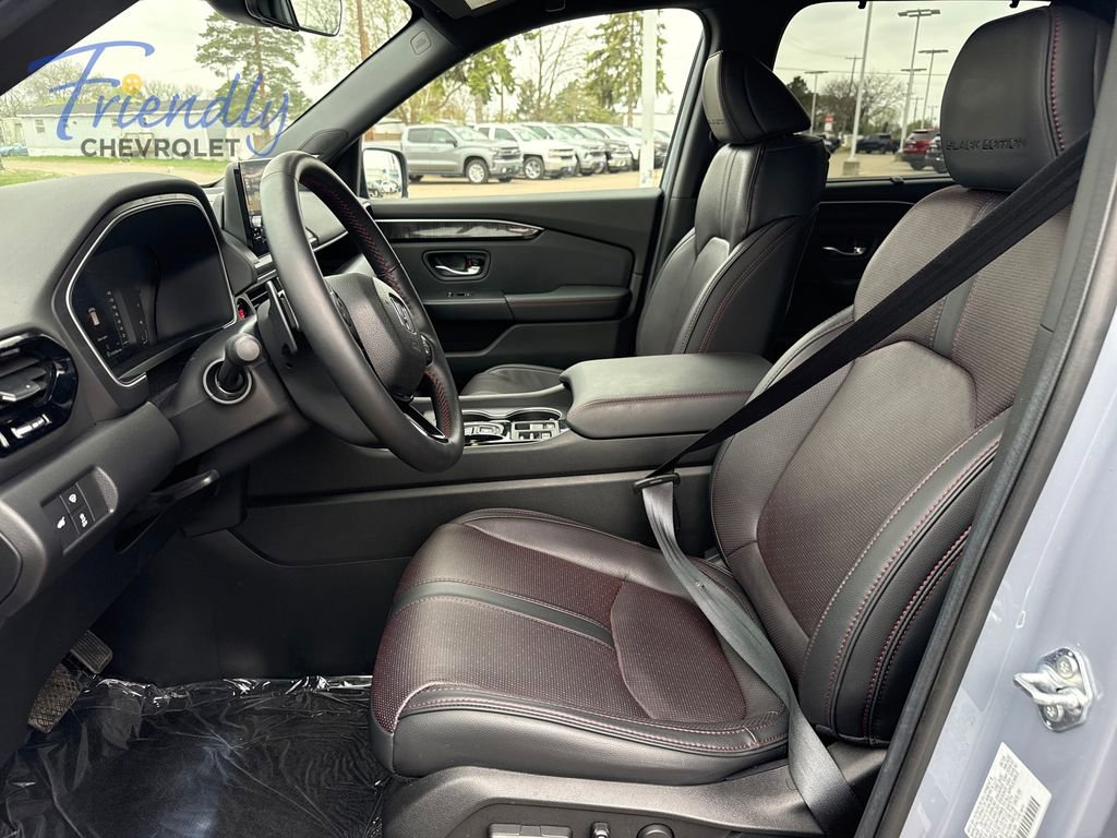 Used 2025 Honda Pilot Black Edition image 9