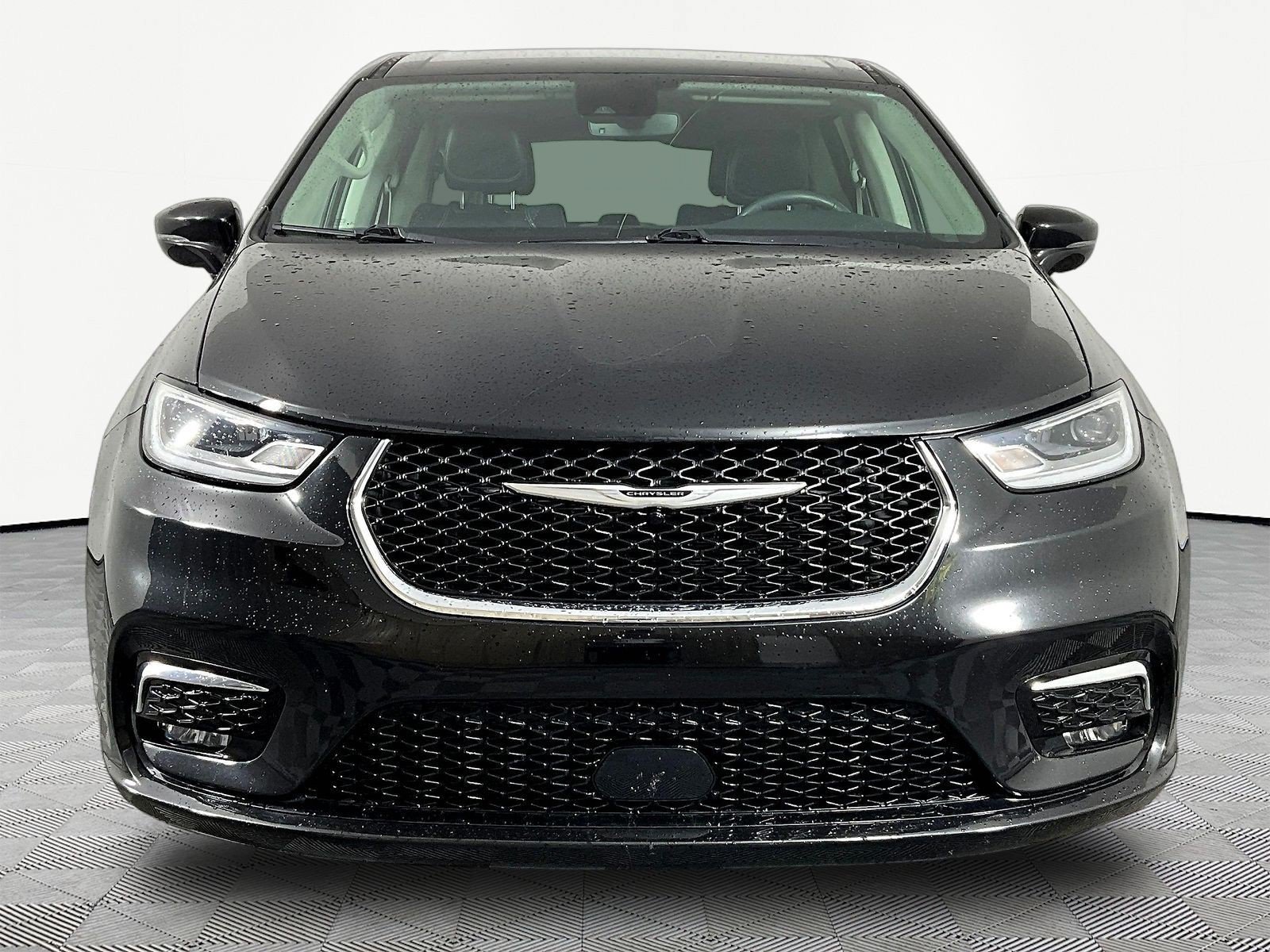 Used 2022 Chrysler Pacifica Touring-L FWD image 2