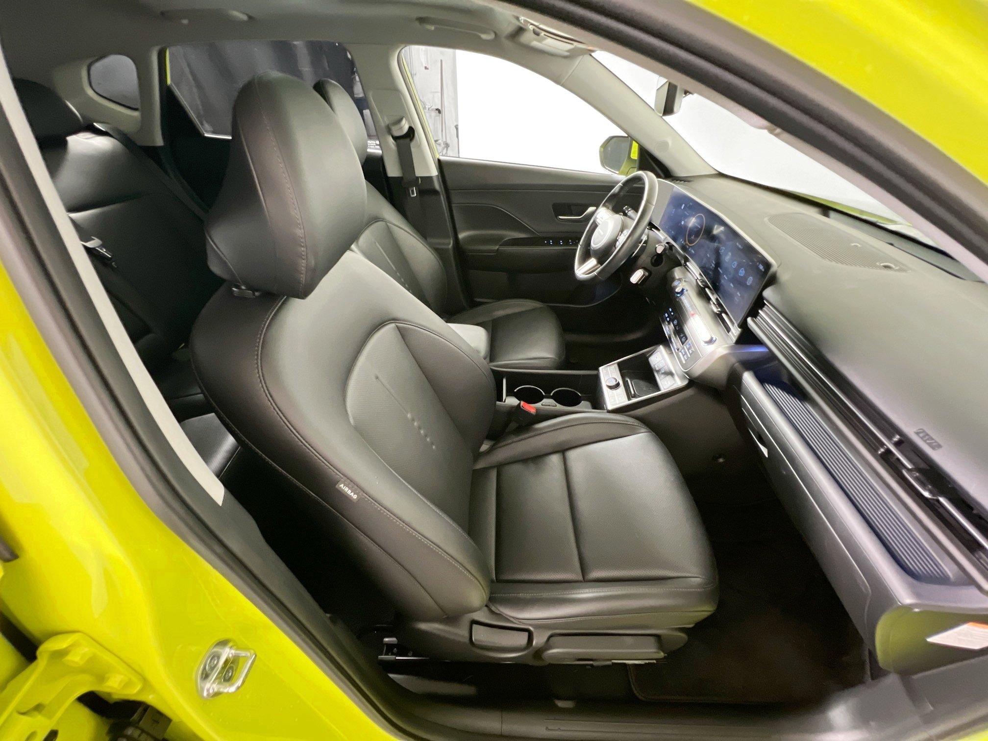 Used 2024 Hyundai Kona Limited image 31