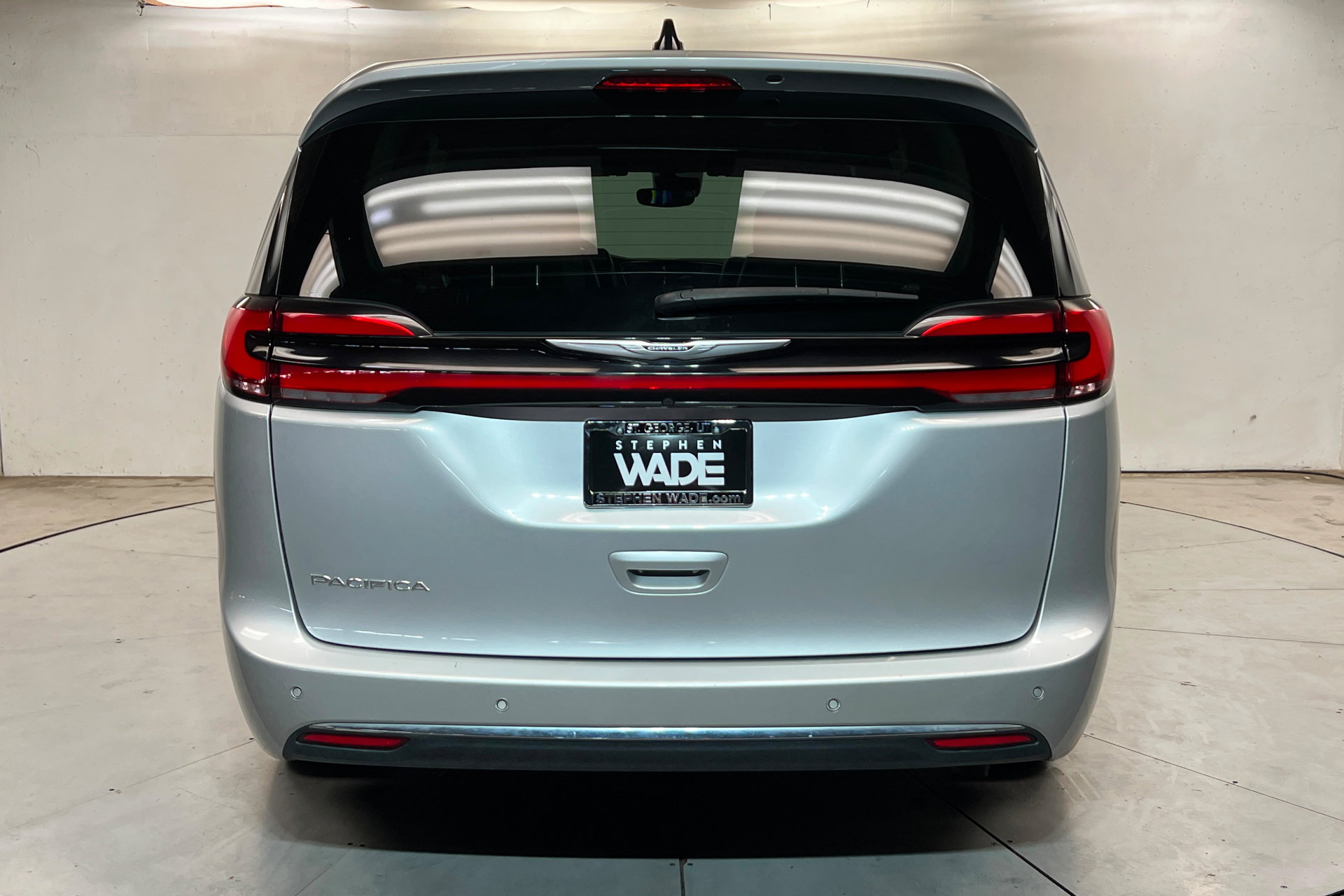 Used 2024 Chrysler Pacifica Touring-L FWD image 4