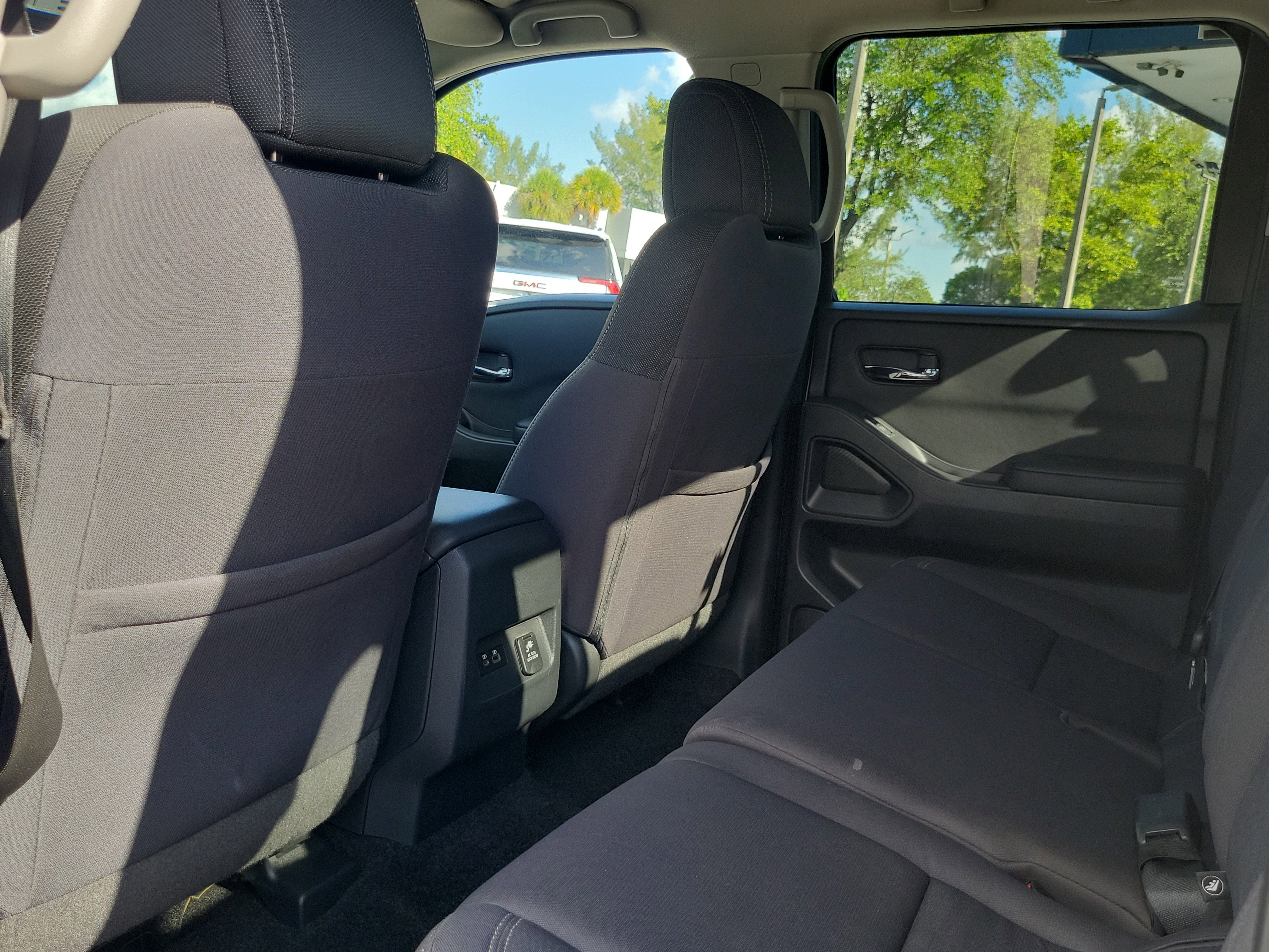 Used 2022 Nissan Frontier SV image 11