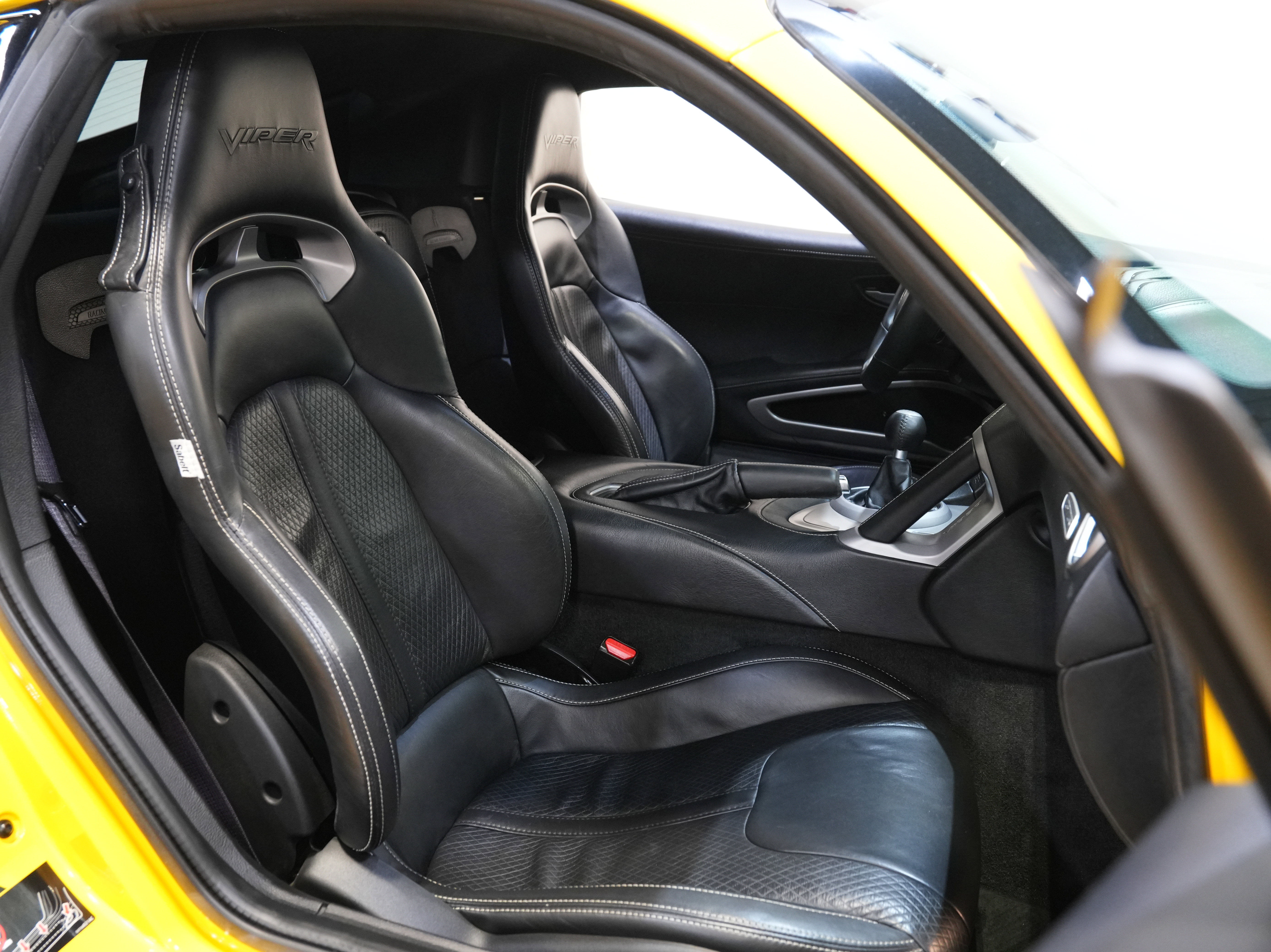 Used 2013 SRT Viper GTS w/ GTS Laguna Interior Pkg image 32