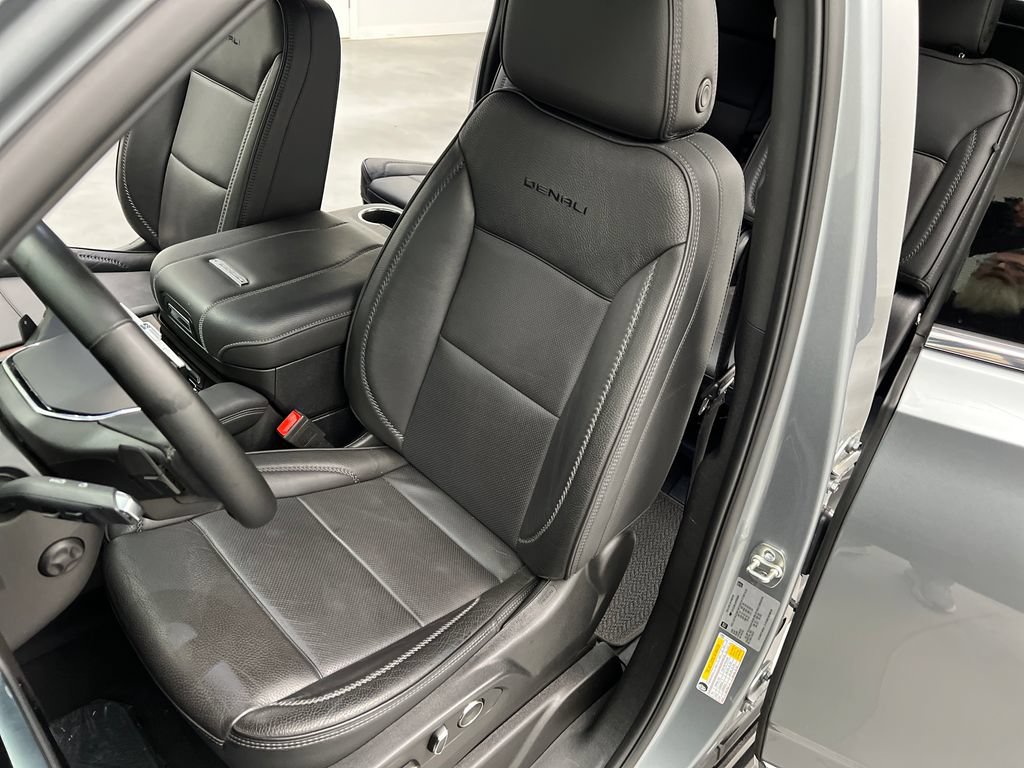 Used 2025 GMC Yukon XL Denali RWD image 11