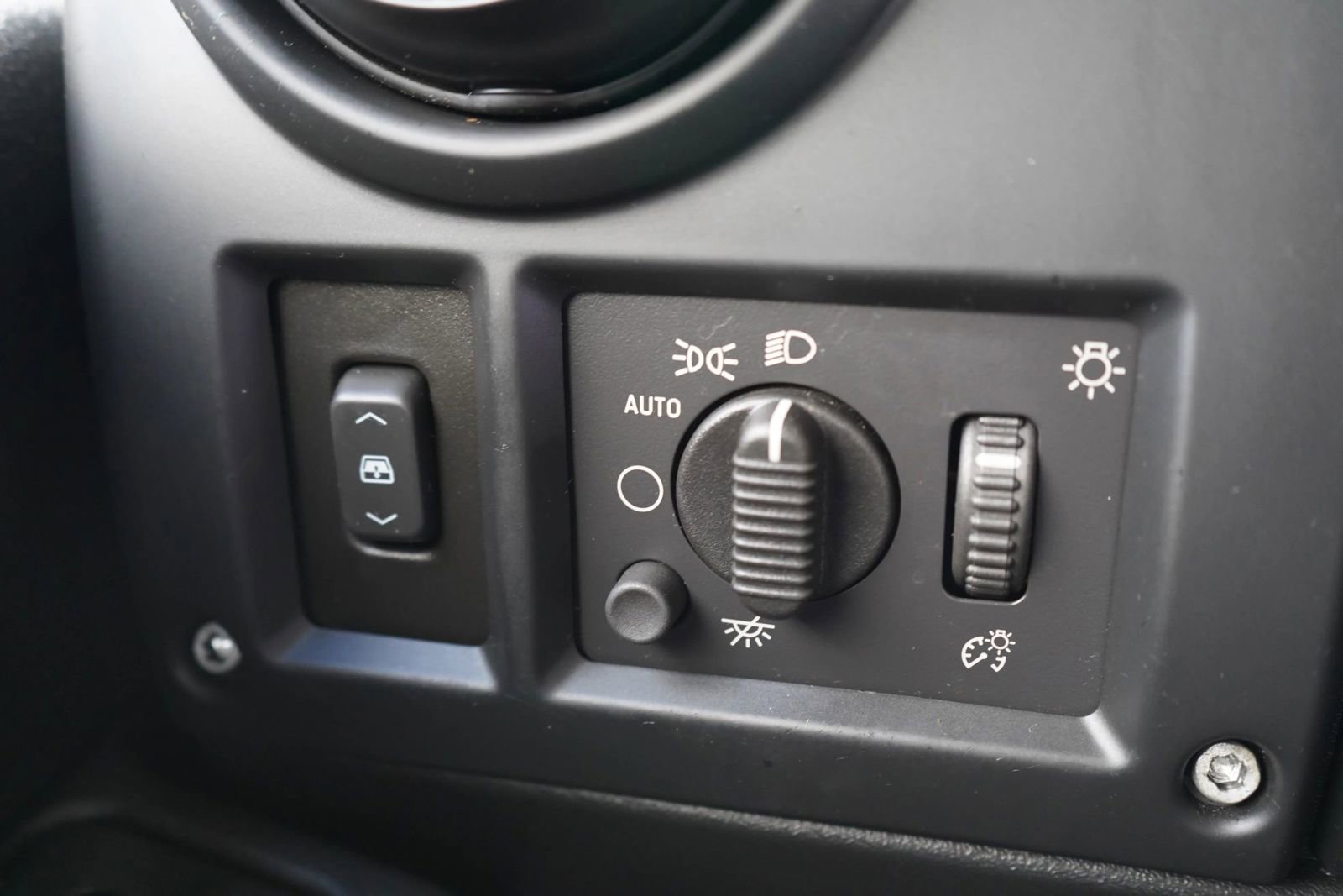 Used 2005 HUMMER H2 SUT w/ Preferred Equipment Group image 15