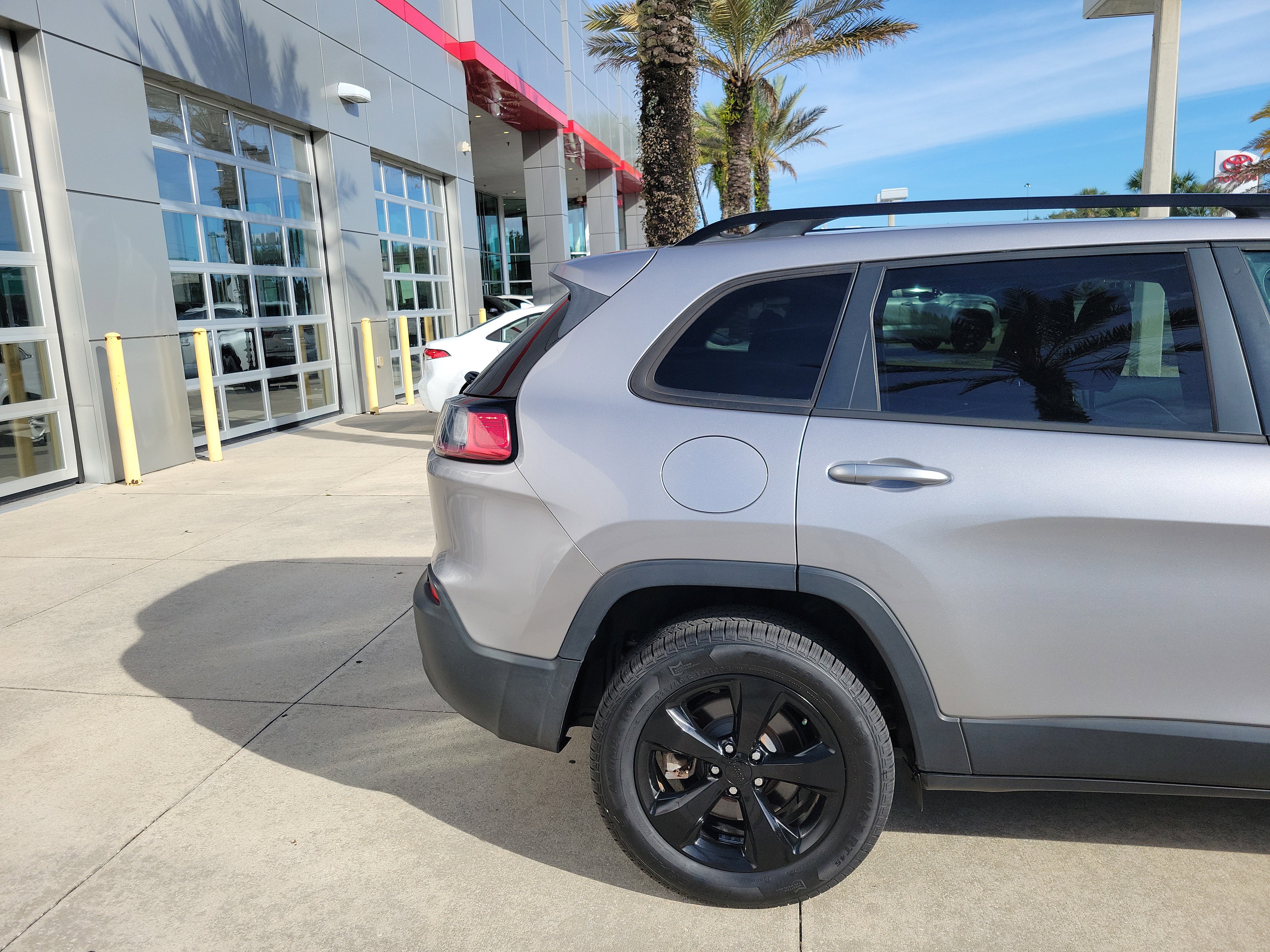 Used 2021 Jeep Cherokee Latitude Plus AWD/4WD image 6