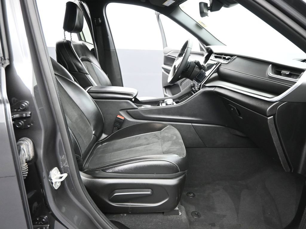 Used 2024 Jeep Grand Cherokee Altitude image 35