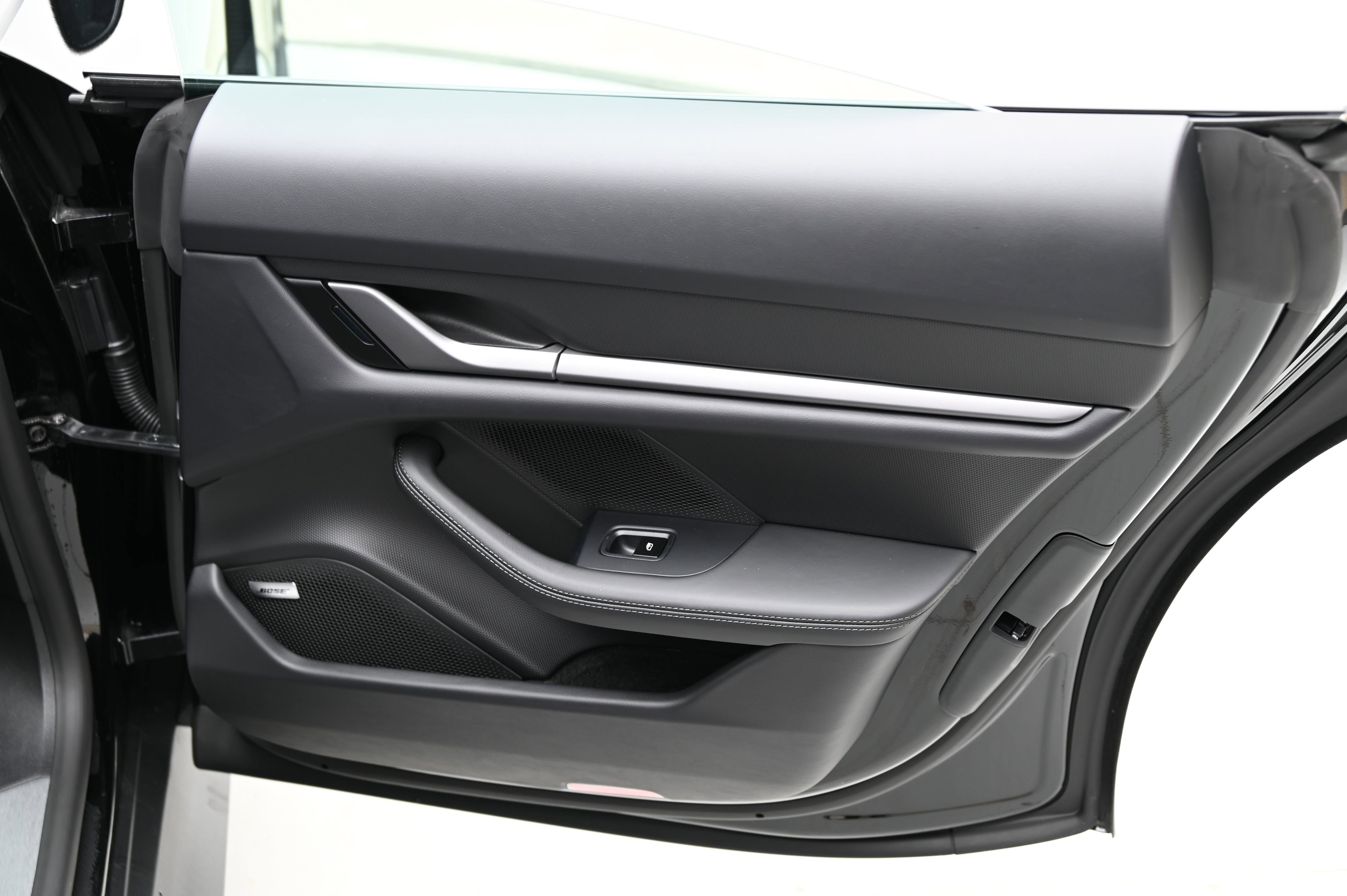 Used 2025 Porsche Taycan image 19