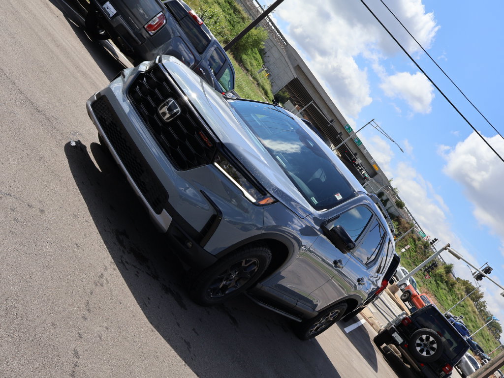Certified 2025 Honda Pilot TrailSport image 3
