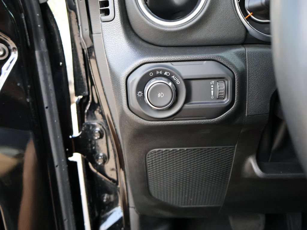 Used 2023 Jeep Wrangler Unlimited Sahara w/ LED Lighting Group AWD/4WD image 31