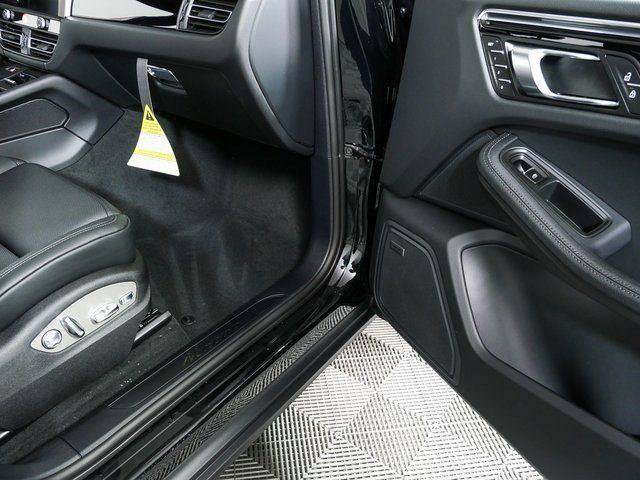 Certified 2026 Porsche Macan AWD/4WD image 26