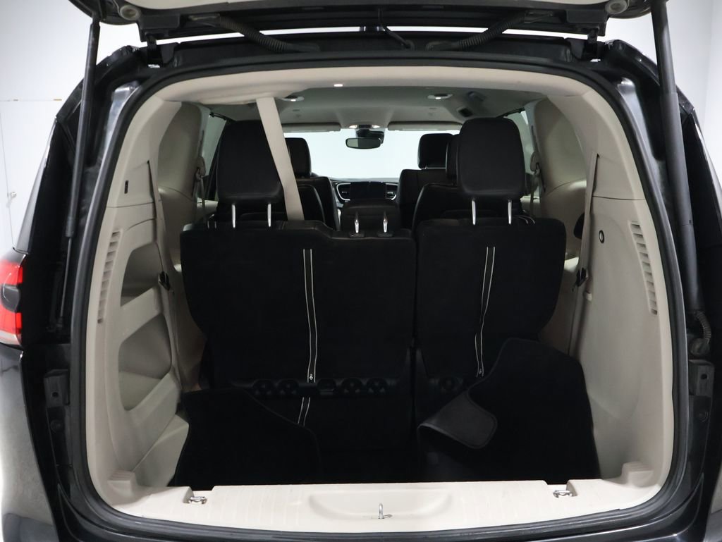 Used 2023 Chrysler Pacifica Touring-L image 4