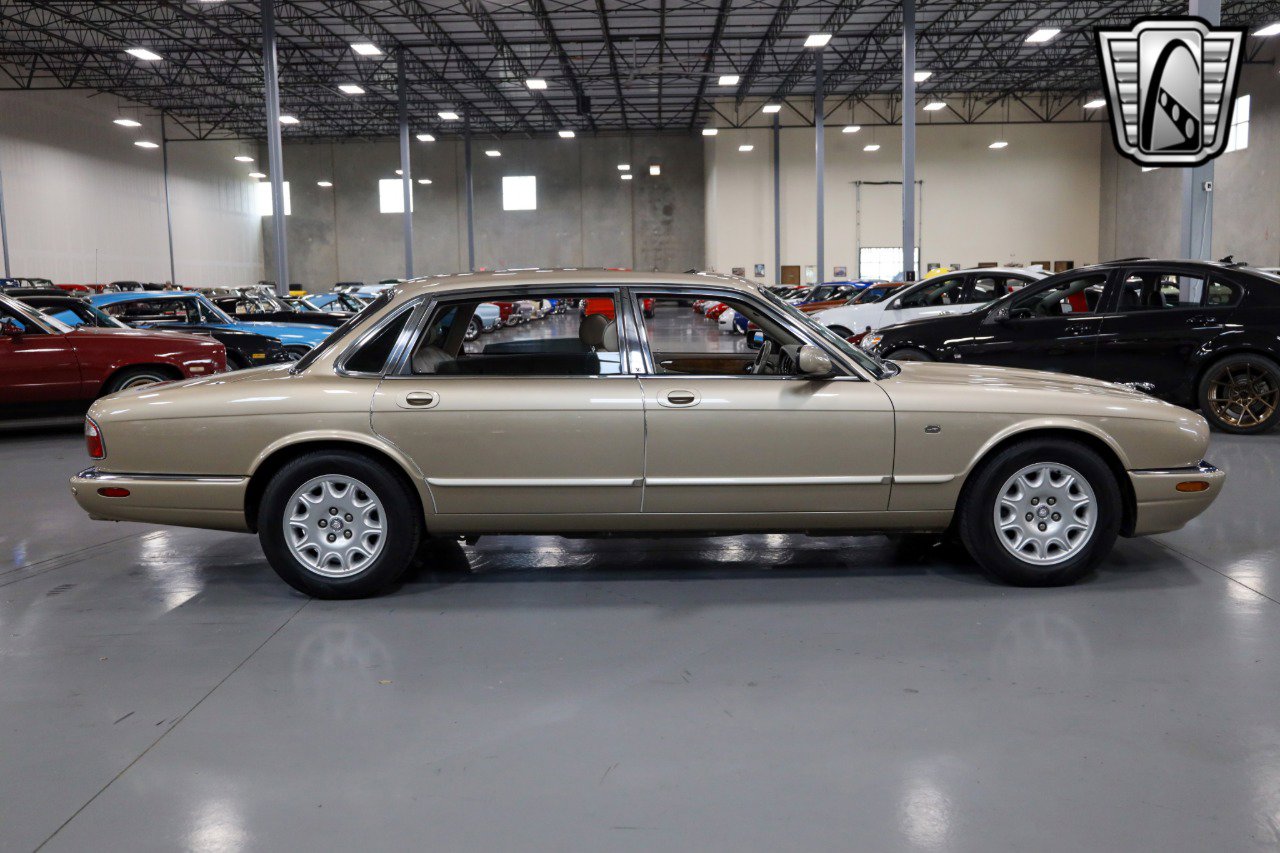 Used 2001 Jaguar XJ8 image 6