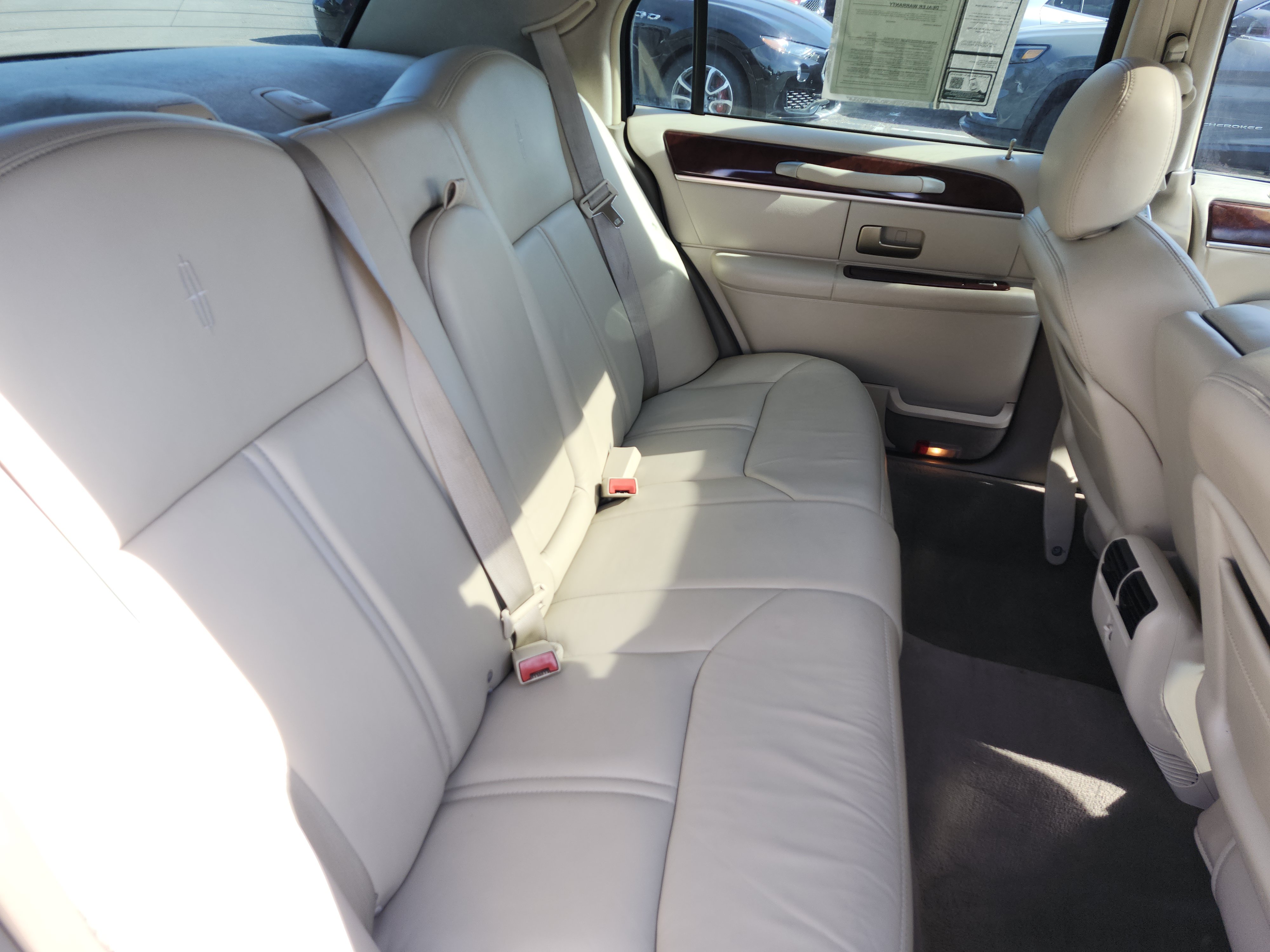 Used 2005 Lincoln Town Car Signature Limited RWD image 18