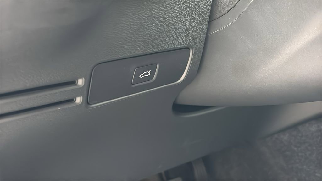 Certified 2026 Volvo XC40 B5 Plus AWD/4WD image 13