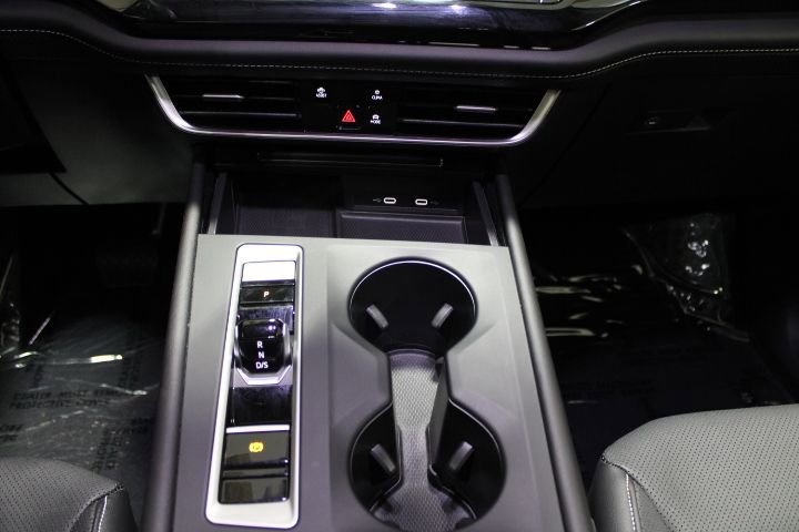 Used 2024 Volkswagen Atlas SE image 25