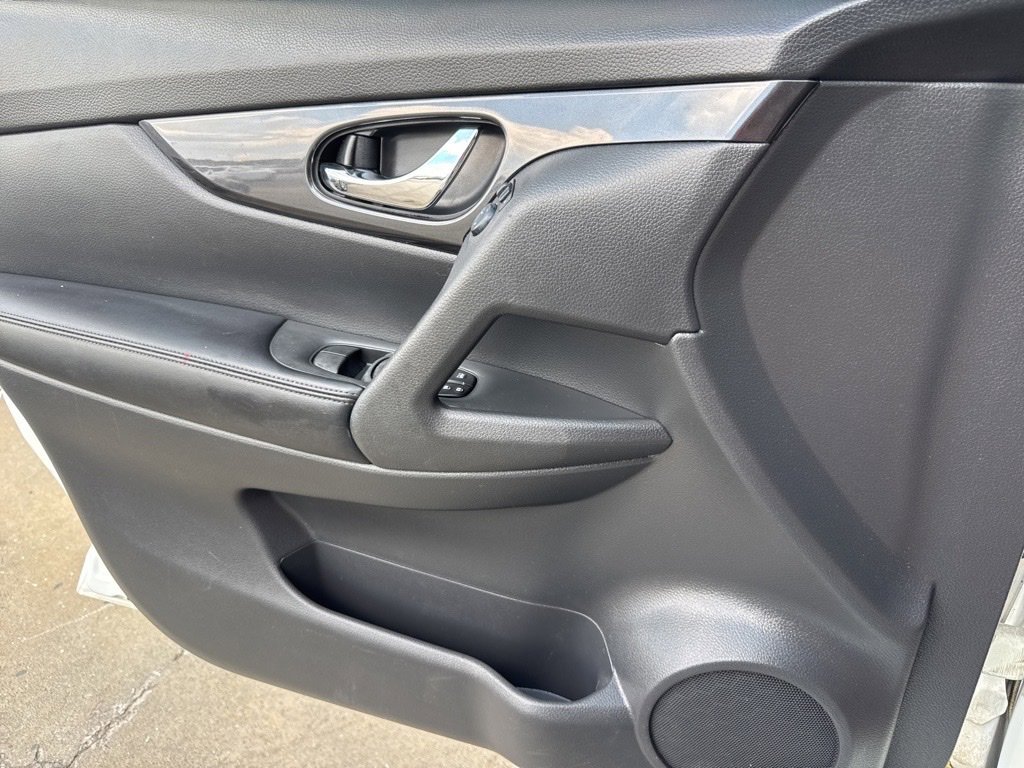 Used 2018 Nissan Rogue S image 19