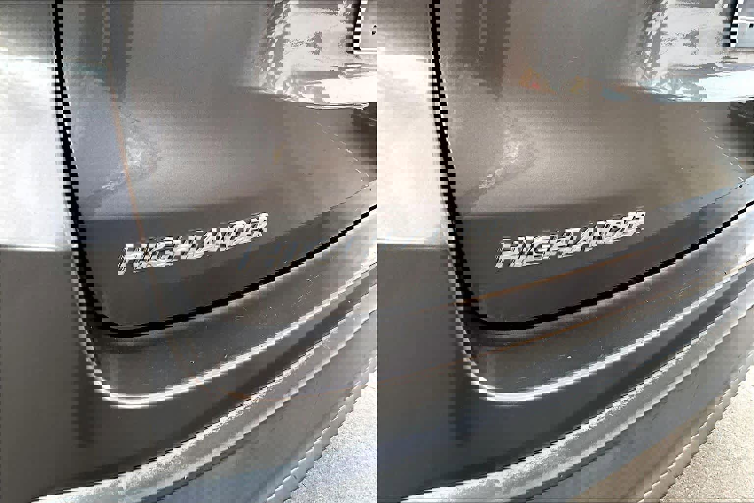 Used 2017 Toyota Highlander LE image 28