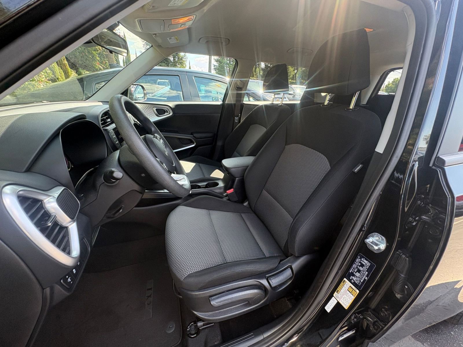 Used 2025 Kia Soul LX w/ LX Technology Package FWD image 34