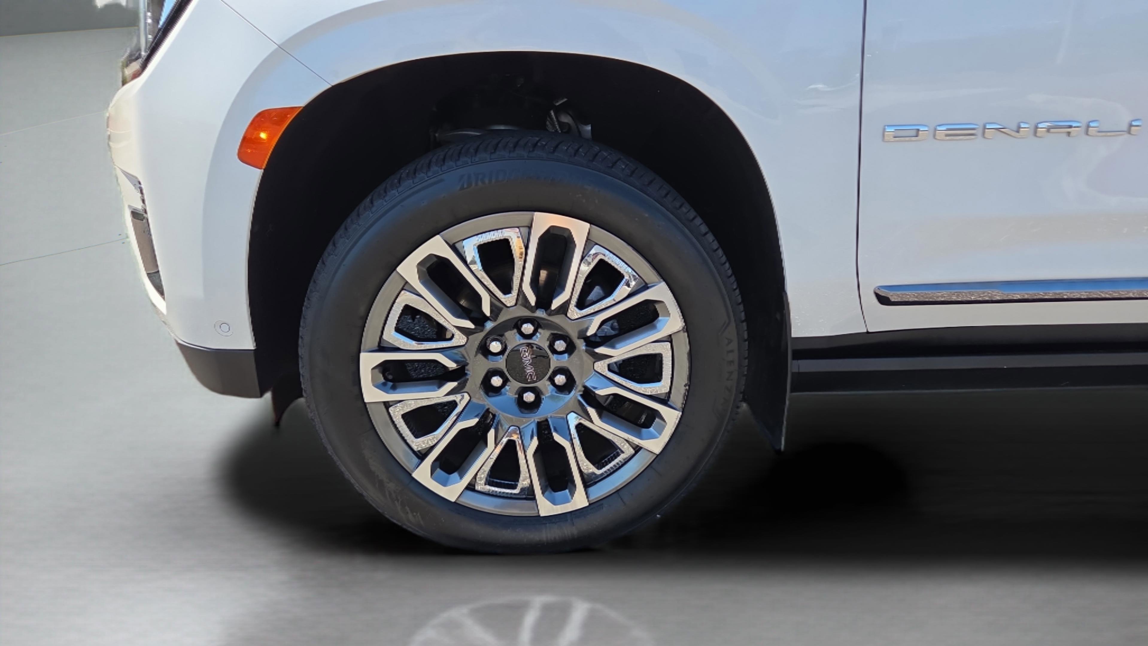 Certified 2023 GMC Yukon XL Denali Ultimate w/ LPO, Floor Liner Package AWD/4WD image 30