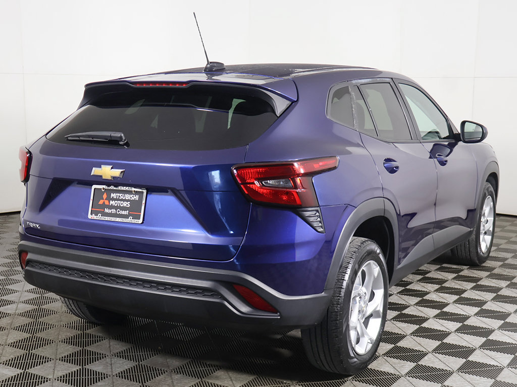 Used 2024 Chevrolet Trax LS w/ LS Convenience Package FWD image 8