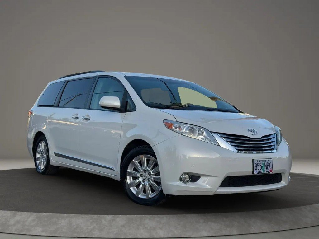 Used 2011 Toyota Sienna Limited w/ Premium Pkg FWD image 3