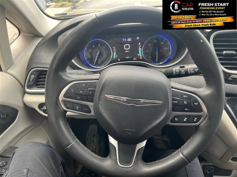 Used 2023 Chrysler Pacifica Touring-L FWD image 24